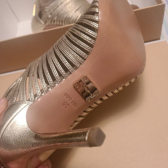 MK Metallic Leather Heal - Picture 5 of 8